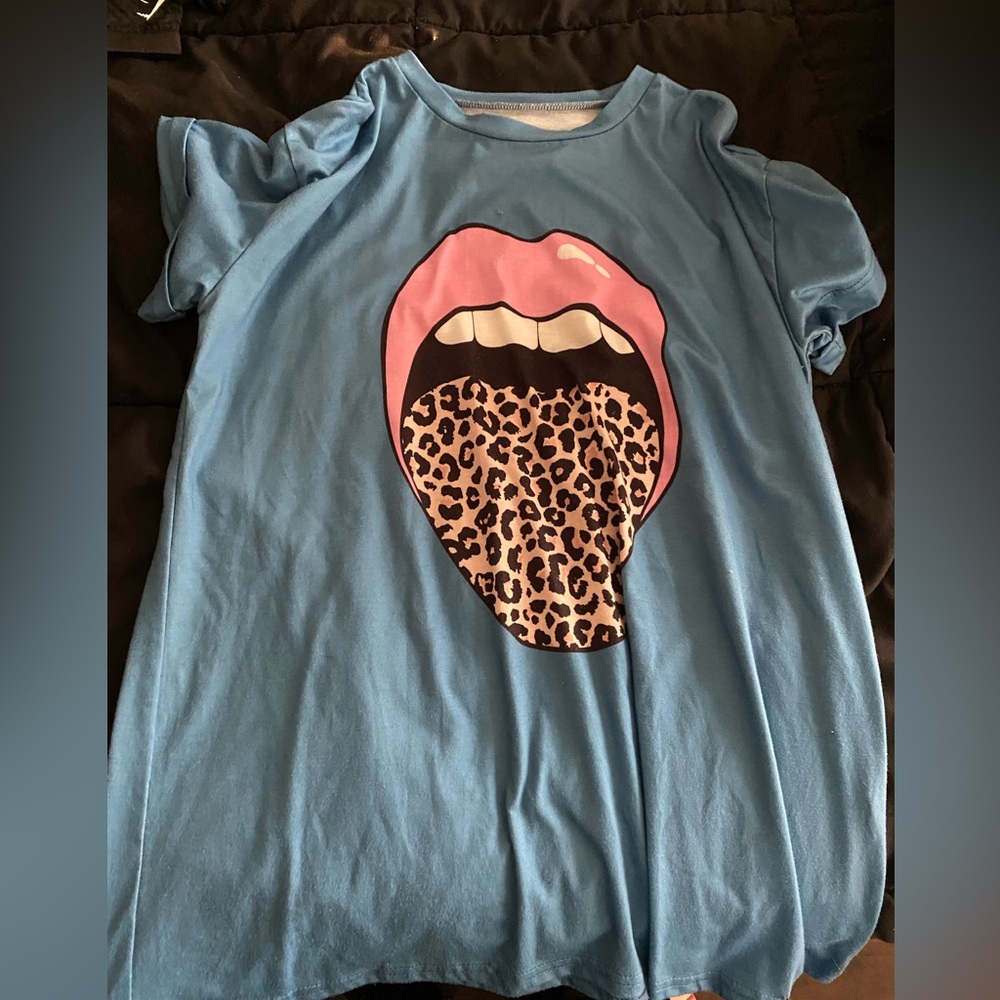 Oversized blue tongue shirt